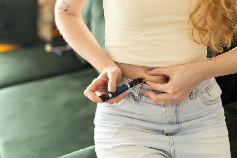 woman injecting ozempic 